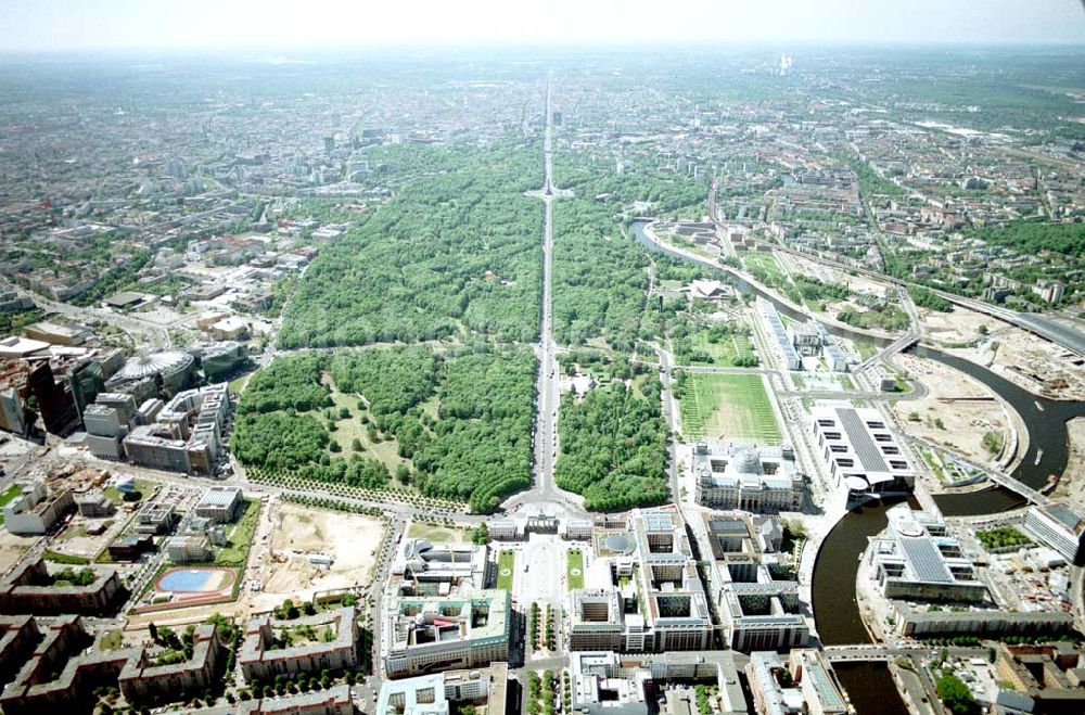 Berlin from above - Blick auf den Bereich Brandenburger Tor, Pariser Platz und Spreebogen - Regierungsviertel im Tiergarten.