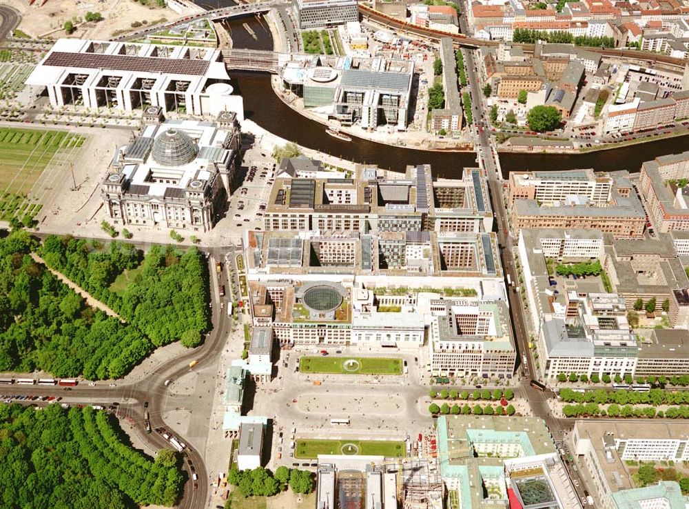 Berlin from the bird's eye view: Blick auf den Bereich Brandenburger Tor, Pariser Platz und Spreebogen - Regierungsviertel im Tiergarten.