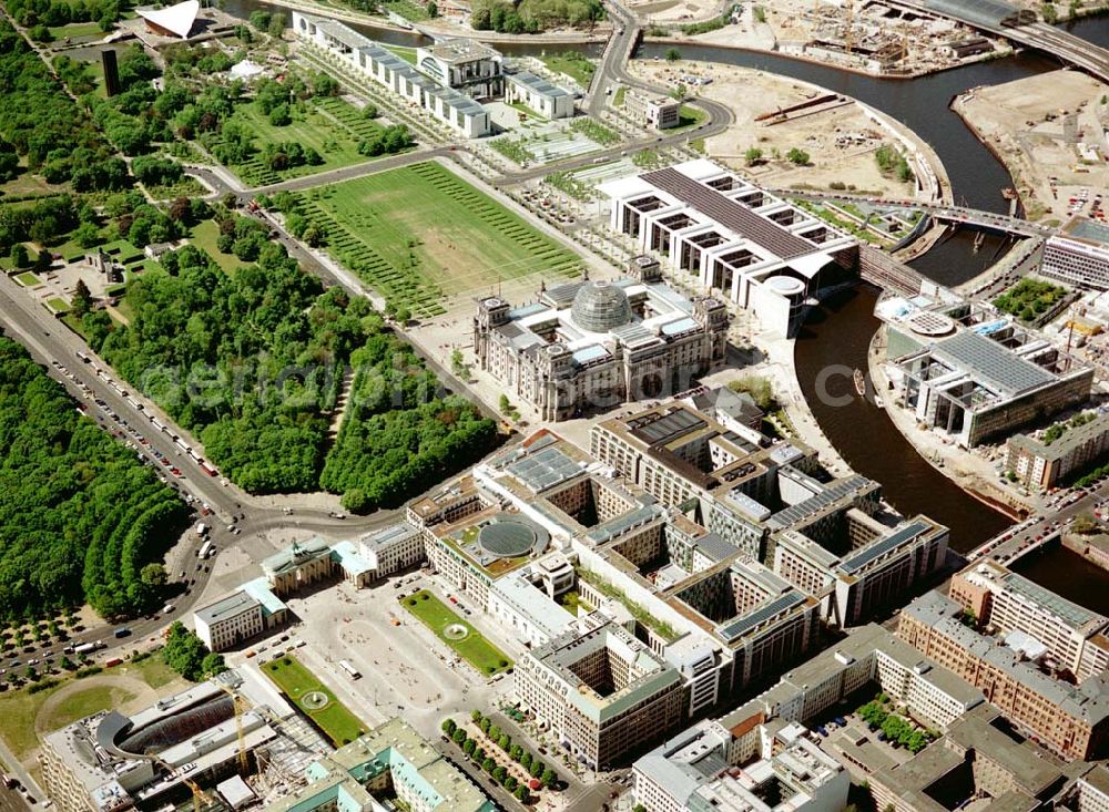 Aerial image Berlin - Blick auf den Bereich Brandenburger Tor, Pariser Platz und Spreebogen - Regierungsviertel im Tiergarten.