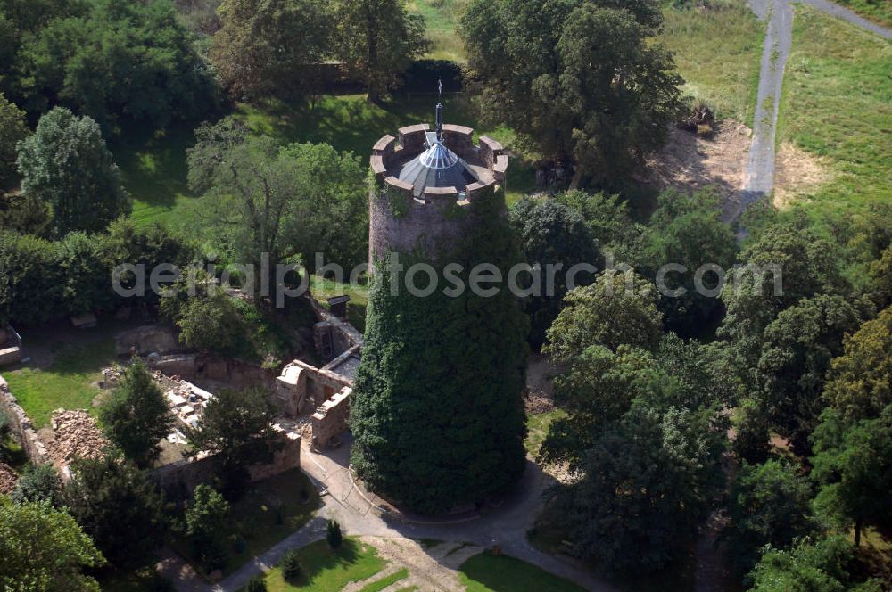 Aerial photograph Bebertal (Landkreis Börde) - Blick auf den Bergfried der Veltheimsburg. Beträchtliche Mauerreste, Gewölbe und der mit Efeu bewachsene Bergfried blieben erhalten. Der Einstieg des Bergfrieds lag damals in elf Meter Höhe. Besucher können den Turm am Wochenende erklimmen und weit ins Tal der Beber hinabsehen.