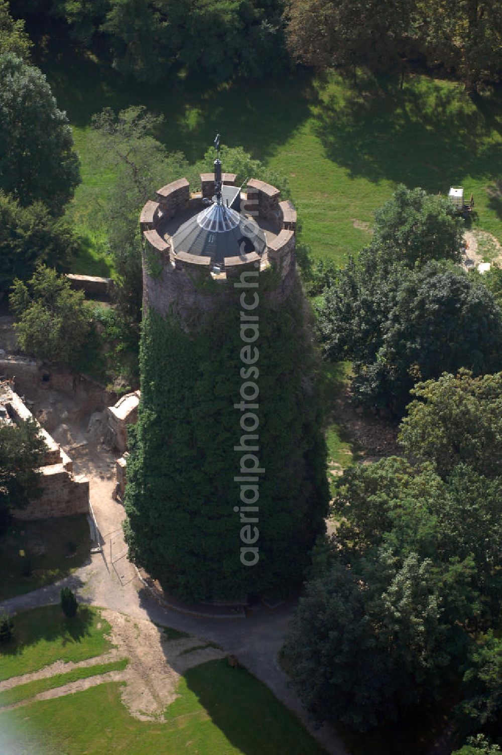 Bebertal (Landkreis Börde) from above - Blick auf den Bergfried der Veltheimsburg. Beträchtliche Mauerreste, Gewölbe und der mit Efeu bewachsene Bergfried blieben erhalten. Der Einstieg des Bergfrieds lag damals in elf Meter Höhe. Besucher können den Turm am Wochenende erklimmen und weit ins Tal der Beber hinabsehen.