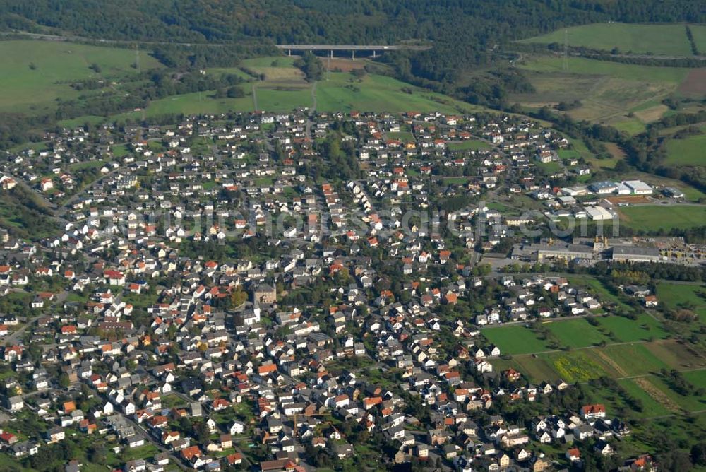 Aßlar from above - Berghausen ist ein Stadtteil der Stadt Aßlar nahe Wetzlar im Lahn-Dill-Kreis in Hessen. Es liegt auf einem Ausläufer des Gebirges Westerwald sowie nahe dem Fluss Dill, der im nahen Wetzlar in die Lahn mündet