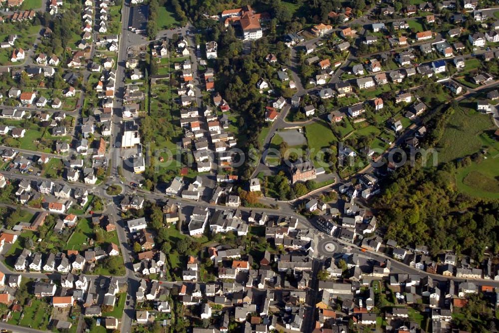 Aßlar from above - Berghausen ist ein Stadtteil der Stadt Aßlar nahe Wetzlar im Lahn-Dill-Kreis in Hessen. Es liegt auf einem Ausläufer des Gebirges Westerwald sowie nahe dem Fluss Dill, der im nahen Wetzlar in die Lahn mündet