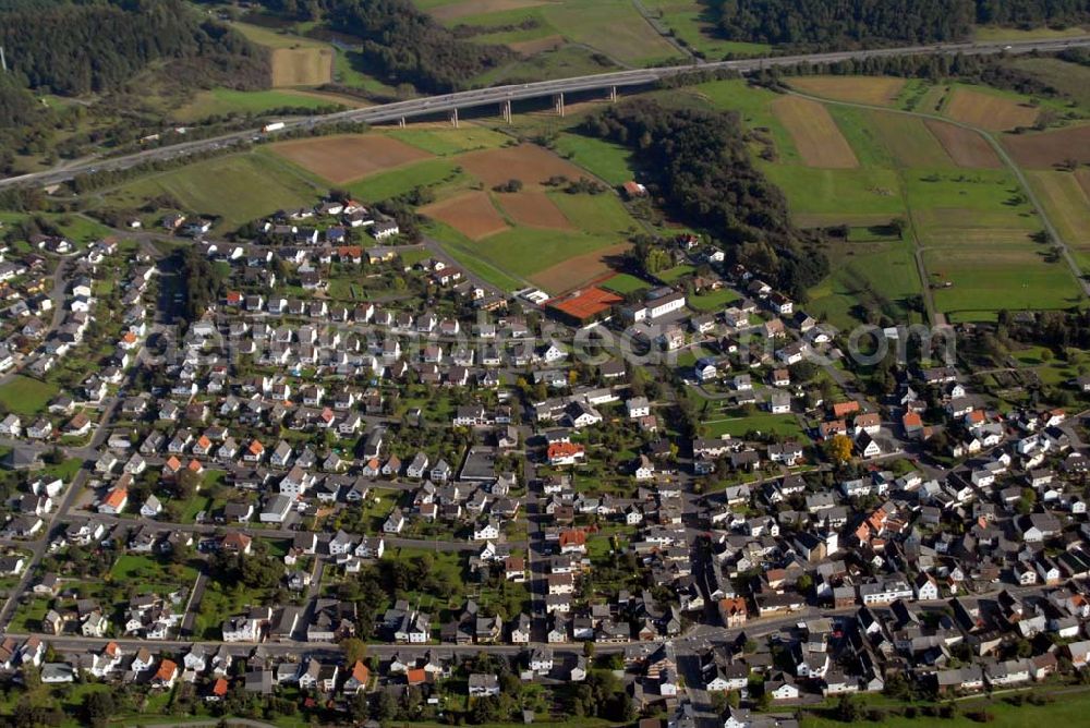 Aßlar from above - Berghausen ist ein Stadtteil der Stadt Aßlar nahe Wetzlar im Lahn-Dill-Kreis in Hessen. Es liegt auf einem Ausläufer des Gebirges Westerwald sowie nahe dem Fluss Dill, der im nahen Wetzlar in die Lahn mündet