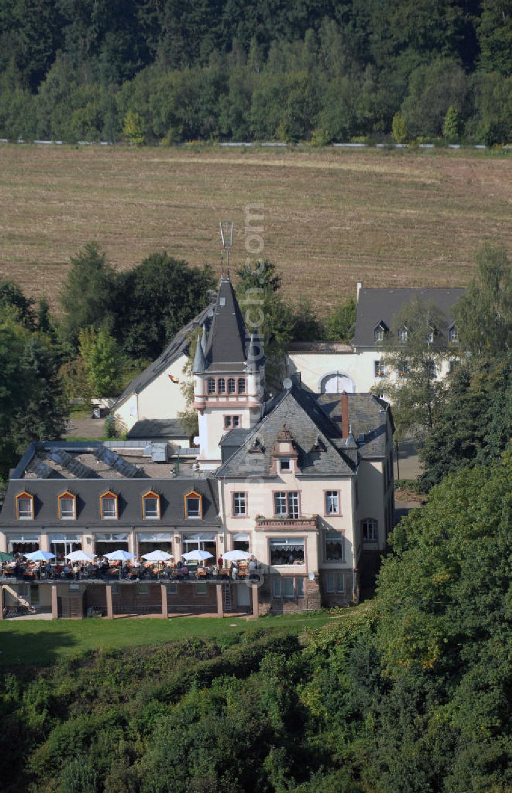 Trier from above - Blick auf das Berghotel Kockelsberg in Trier. Das Hotel ist etwas fernab der Stadt Trier im Wald gelegen und bietet daher optimale Bedingungen um Ruhe zu finden, die Natur zu genießen und sich zu entspannen. Es ist ein recht kleines Hotel mit nur 32 Zimmern und dennoch verkehrsgünstig in Autobahnnähe und nahe des Luxemburger Flughafens gelegen. Kontakt: Berghotel Kockelsberg, Kockelsberg 1 54293 Trier, Tel. +49(0)651 824 8000, Fax +49(0)651 824 8290, Email: kockelsberg@web.de