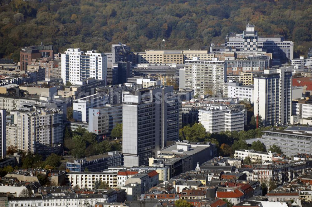 Berlin from above - Blick auf den Stadtteil Charlottenburg im Bereich Lietzenburger Straße, Wittenbergplatz und Kurfürstenstraße im Hintergrund das Areal des Berliner Zoos- und des Tiergartens.