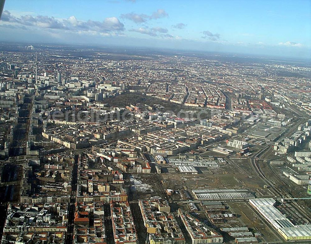 Berlin from the bird's eye view: Blick auf Berlin-Friedrichshain östlich der Frankfurter Allee gegenüber dem Stadtbezirken Lichtenberg und Prenzlauer Berg