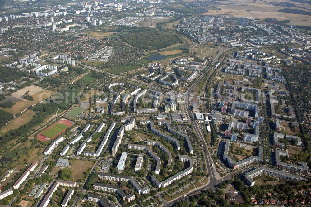 Berlin from the bird's eye view: Blick auf Berlin-Lichtenberg. Der heutige Ortsteil geht zurück auf das im 13. Jahrhundert im Barnim gegründete Dorf Lichtenberg. Dieses Dorf blieb über viele Jahrhunderte eine kleine, landwirtschaftlich geprägte Siedlung mit wenigen hundert Einwohnern im Osten der Stadt Berlin. Erst Ende des 19. Jahrhunderts stieg durch die Industrialisierung die Einwohnerzahl Lichtenbergs um ein Vielfaches, so dass der Ortschaft 1907 das Stadtrecht verliehen wurde. Durch die Gründung von Groß-Berlin im Jahre 1920 wurde die Stadt Lichtenberg jedoch nach Berlin eingemeindet und bildet seitdem den namensgebenden Ortsteil für den Berliner Bezirk Lichtenberg.