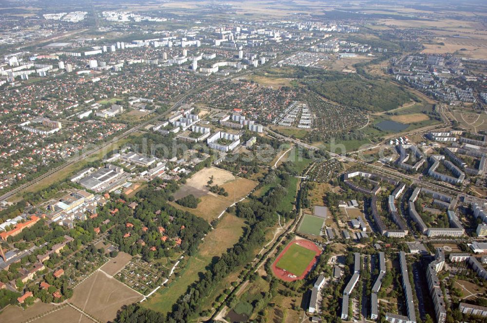 Aerial image Berlin - Blick auf Berlin-Lichtenberg. Der heutige Ortsteil geht zurück auf das im 13. Jahrhundert im Barnim gegründete Dorf Lichtenberg. Dieses Dorf blieb über viele Jahrhunderte eine kleine, landwirtschaftlich geprägte Siedlung mit wenigen hundert Einwohnern im Osten der Stadt Berlin. Erst Ende des 19. Jahrhunderts stieg durch die Industrialisierung die Einwohnerzahl Lichtenbergs um ein Vielfaches, so dass der Ortschaft 1907 das Stadtrecht verliehen wurde. Durch die Gründung von Groß-Berlin im Jahre 1920 wurde die Stadt Lichtenberg jedoch nach Berlin eingemeindet und bildet seitdem den namensgebenden Ortsteil für den Berliner Bezirk Lichtenberg.