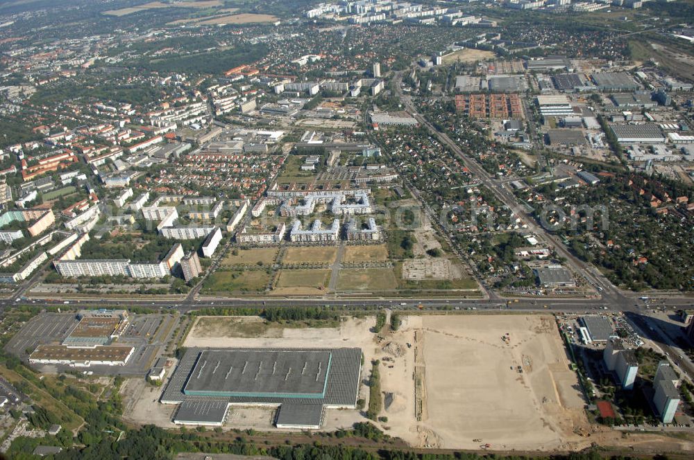 Aerial photograph Berlin - Blick auf Berlin-Lichtenberg. Der heutige Ortsteil geht zurück auf das im 13. Jahrhundert im Barnim gegründete Dorf Lichtenberg. Dieses Dorf blieb über viele Jahrhunderte eine kleine, landwirtschaftlich geprägte Siedlung mit wenigen hundert Einwohnern im Osten der Stadt Berlin. Erst Ende des 19. Jahrhunderts stieg durch die Industrialisierung die Einwohnerzahl Lichtenbergs um ein Vielfaches, so dass der Ortschaft 1907 das Stadtrecht verliehen wurde. Durch die Gründung von Groß-Berlin im Jahre 1920 wurde die Stadt Lichtenberg jedoch nach Berlin eingemeindet und bildet seitdem den namensgebenden Ortsteil für den Berliner Bezirk Lichtenberg.