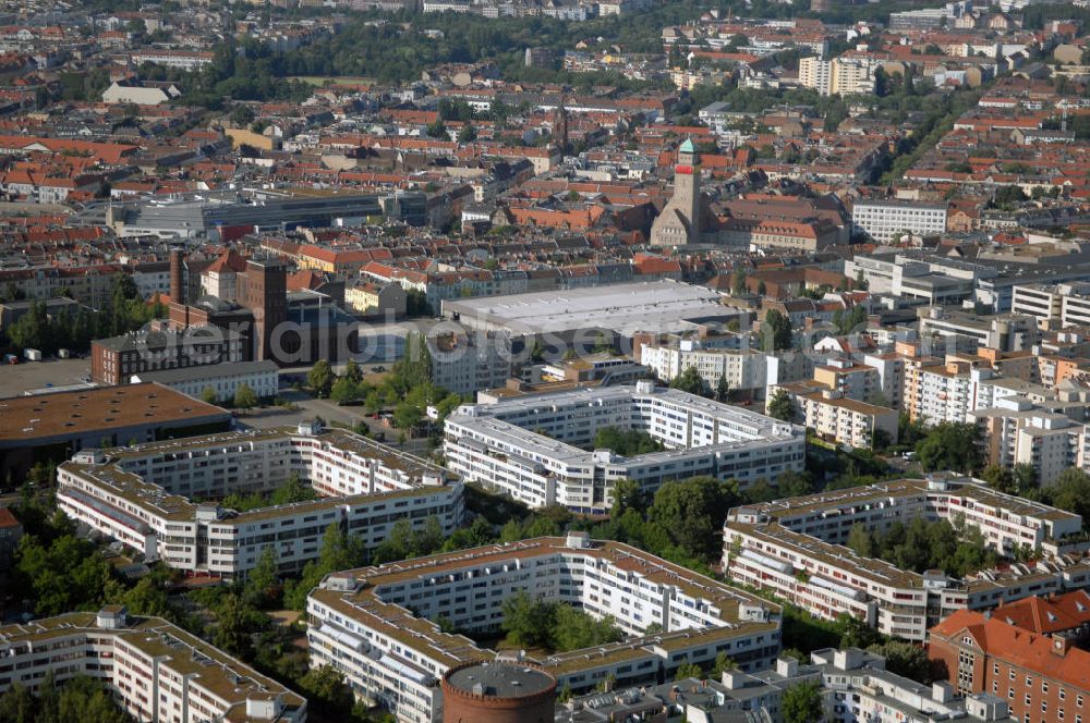 Berlin from the bird's eye view: Blick auf Berlin-Neukölln. Im Hintergrund das Rathaus Neukölln, der Sitz der Stadtbezirksverwaltung Neukölln, erkennbar.