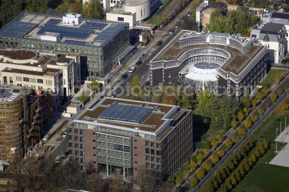 Aerial photograph Berlin - Blick auf das Berliner Botschaftsviertel. Links im Bild befinden sich der Neubau der Friedrich-Ebert-Stiftung, die Landesvertretung der Freien Hansestadt Bremen sowie die Botschaft der Vereinigten Arabischen Emirate und die Landesvertretung von Nordhein-Westfalen. Rechts im Bild sieht man die Friedrich-Ebert-Stiftung und im Vordergrund ein neues Verwaltungsgebäude. Kontakt: Friedrich-Ebert-Stiftung Berlin, Berliner Haus, Hiroshimastraße 17, 10785 Berlin, Tel. +49(0)30 26935 7000, Achim Walder: