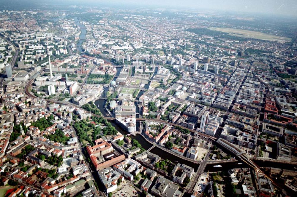 Aerial image Berlin - Blick auf die Berliner City (Mitte) am Bereich des Bhf. Friedrichstraße in Richtung Fernsehturm. 08.07.02