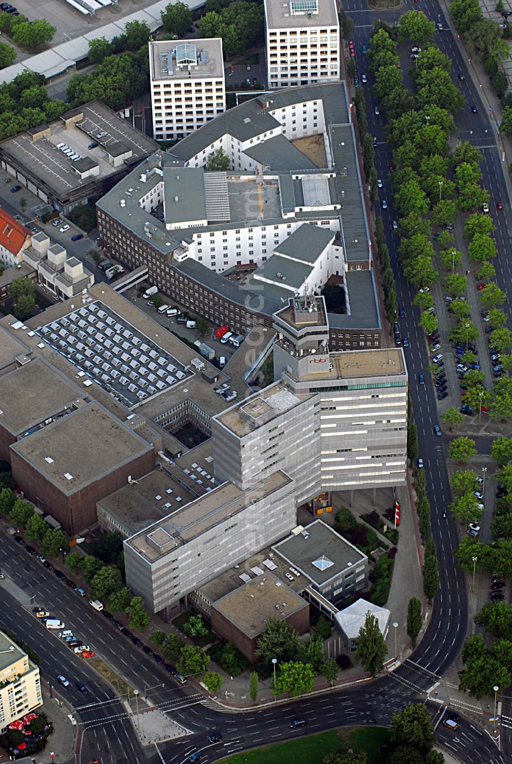 Berlin from above - Blick auf die Berliner Niederlassung des defizitären Rundfunksenders RBB. Der Rundfunk Berlin-Brandenburg (RBB) fordert angesichts seiner Gebührenausfälle einen Ausgleich von an deren ARD-Anstalten. Die ostdeutschen Sender seien überproportional von Ausfällen betroffen, so Intendantin Dagmar Reim.Die Ursachen dafür lägen vor allem in Hartz IV, Arbeitslosigkeit und Abwan derung, sagte Reim der dpa in Berlin.