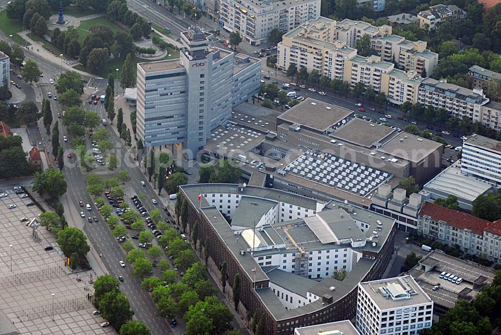 Berlin from the bird's eye view: Blick auf die Berliner Niederlassung des defizitären Rundfunksenders RBB. Der Rundfunk Berlin-Brandenburg (RBB) fordert angesichts seiner Gebührenausfälle einen Ausgleich von an deren ARD-Anstalten. Die ostdeutschen Sender seien überproportional von Ausfällen betroffen, so Intendantin Dagmar Reim.Die Ursachen dafür lägen vor allem in Hartz IV, Arbeitslosigkeit und Abwan derung, sagte Reim der dpa in Berlin.