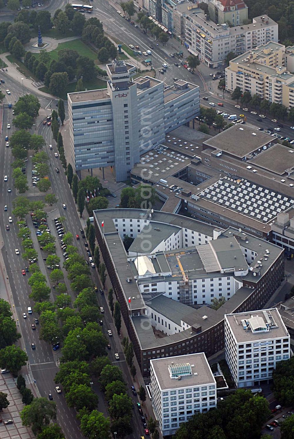 Aerial image Berlin - Blick auf die Berliner Niederlassung des defizitären Rundfunksenders RBB. Der Rundfunk Berlin-Brandenburg (RBB) fordert angesichts seiner Gebührenausfälle einen Ausgleich von an deren ARD-Anstalten. Die ostdeutschen Sender seien überproportional von Ausfällen betroffen, so Intendantin Dagmar Reim.Die Ursachen dafür lägen vor allem in Hartz IV, Arbeitslosigkeit und Abwan derung, sagte Reim der dpa in Berlin.