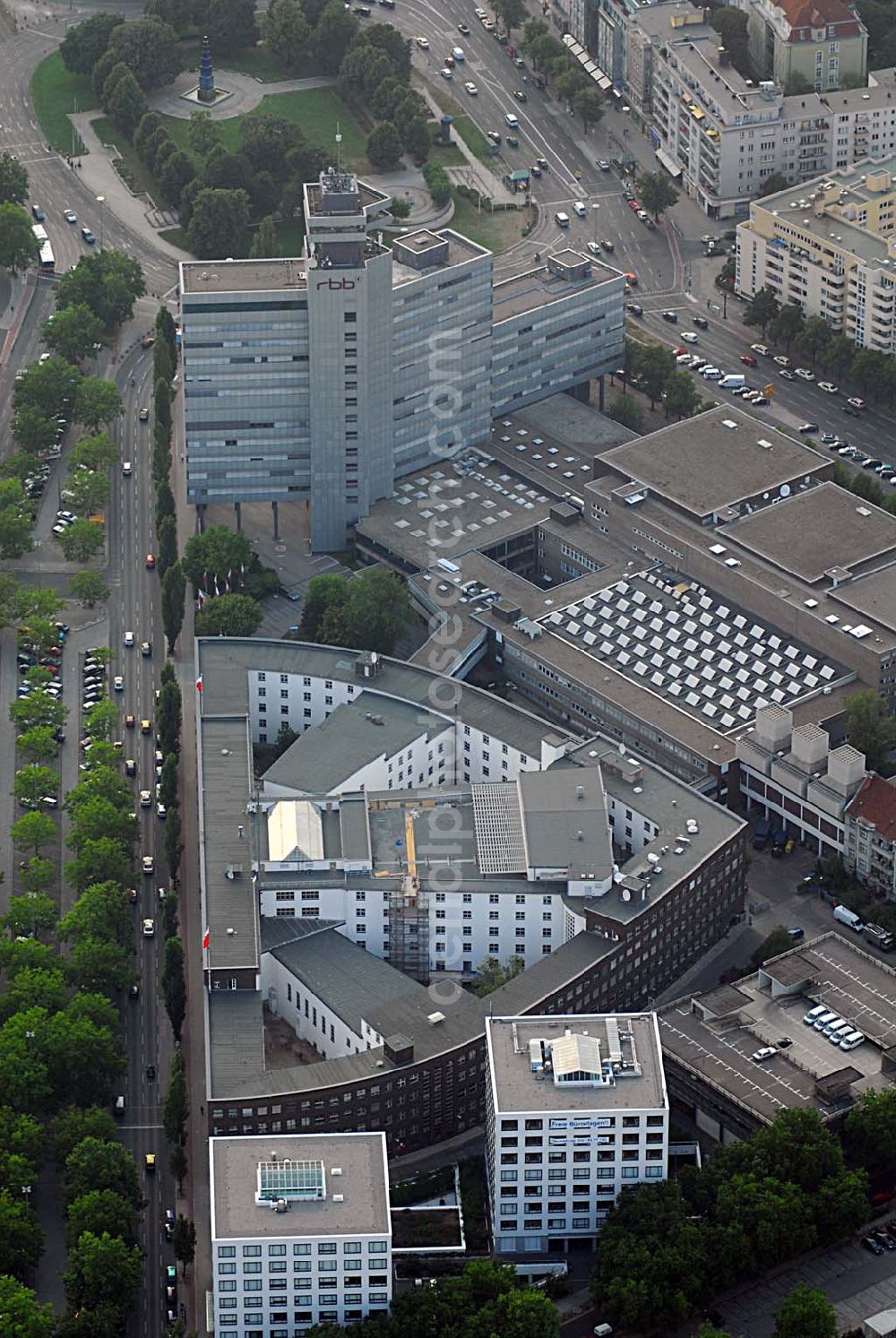 Aerial photograph Berlin - Blick auf die Berliner Niederlassung des defizitären Rundfunksenders RBB. Der Rundfunk Berlin-Brandenburg (RBB) fordert angesichts seiner Gebührenausfälle einen Ausgleich von an deren ARD-Anstalten. Die ostdeutschen Sender seien überproportional von Ausfällen betroffen, so Intendantin Dagmar Reim.Die Ursachen dafür lägen vor allem in Hartz IV, Arbeitslosigkeit und Abwan derung, sagte Reim der dpa in Berlin.