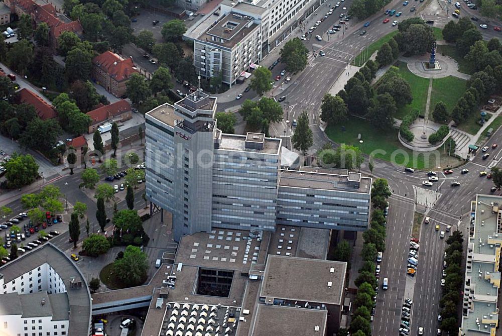 Berlin from above - Blick auf die Berliner Niederlassung des defizitären Rundfunksenders RBB. Der Rundfunk Berlin-Brandenburg (RBB) fordert angesichts seiner Gebührenausfälle einen Ausgleich von an deren ARD-Anstalten. Die ostdeutschen Sender seien überproportional von Ausfällen betroffen, so Intendantin Dagmar Reim.Die Ursachen dafür lägen vor allem in Hartz IV, Arbeitslosigkeit und Abwan derung, sagte Reim der dpa in Berlin.