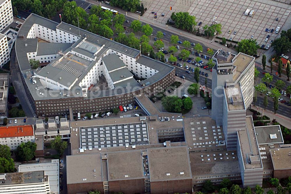 Berlin from the bird's eye view: Blick auf die Berliner Niederlassung des defizitären Rundfunksenders RBB. Der Rundfunk Berlin-Brandenburg (RBB) fordert angesichts seiner Gebührenausfälle einen Ausgleich von an deren ARD-Anstalten. Die ostdeutschen Sender seien überproportional von Ausfällen betroffen, so Intendantin Dagmar Reim.Die Ursachen dafür lägen vor allem in Hartz IV, Arbeitslosigkeit und Abwan derung, sagte Reim der dpa in Berlin.