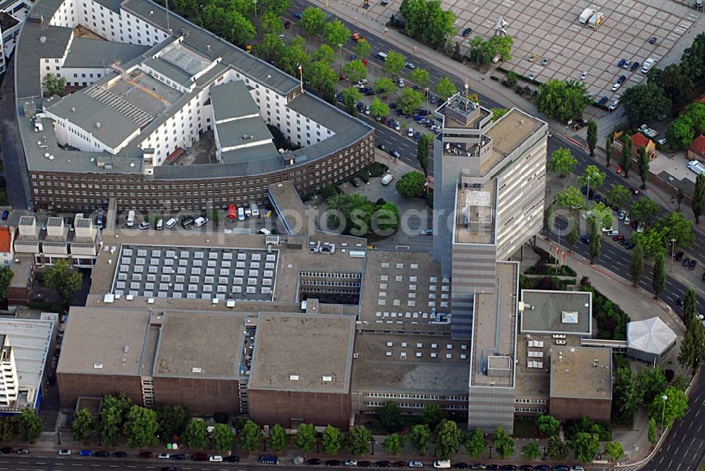 Aerial image Berlin - Blick auf die Berliner Niederlassung des defizitären Rundfunksenders RBB. Der Rundfunk Berlin-Brandenburg (RBB) fordert angesichts seiner Gebührenausfälle einen Ausgleich von an deren ARD-Anstalten. Die ostdeutschen Sender seien überproportional von Ausfällen betroffen, so Intendantin Dagmar Reim.Die Ursachen dafür lägen vor allem in Hartz IV, Arbeitslosigkeit und Abwan derung, sagte Reim der dpa in Berlin.