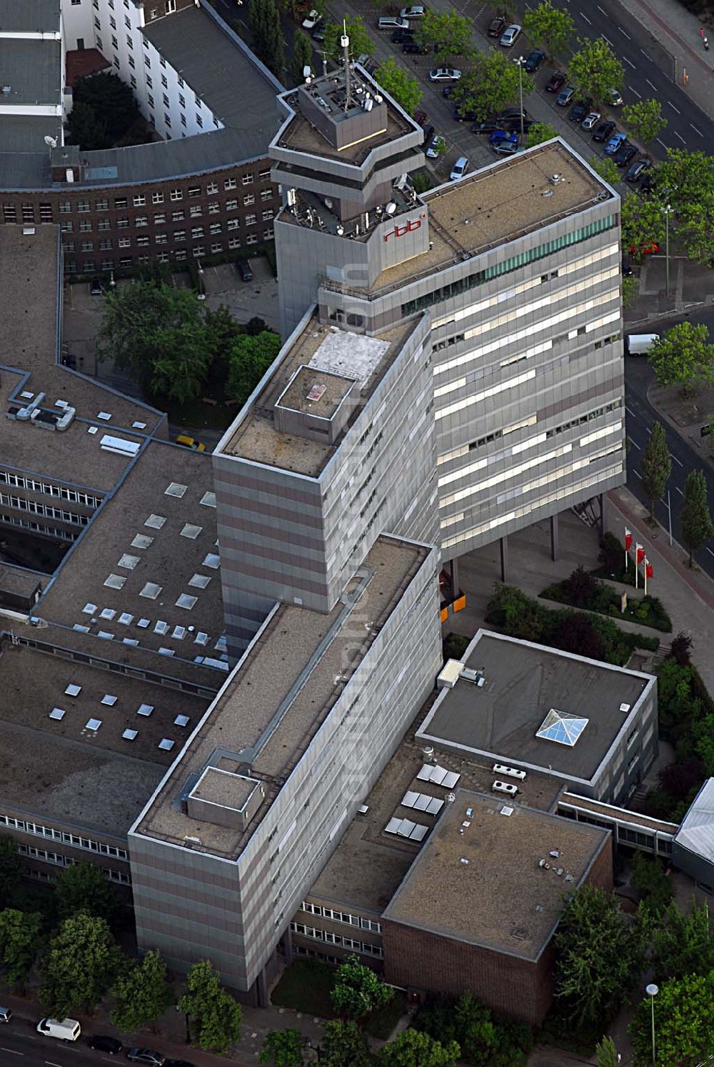 Aerial photograph Berlin - Blick auf die Berliner Niederlassung des defizitären Rundfunksenders RBB. Der Rundfunk Berlin-Brandenburg (RBB) fordert angesichts seiner Gebührenausfälle einen Ausgleich von an deren ARD-Anstalten. Die ostdeutschen Sender seien überproportional von Ausfällen betroffen, so Intendantin Dagmar Reim.Die Ursachen dafür lägen vor allem in Hartz IV, Arbeitslosigkeit und Abwan derung, sagte Reim der dpa in Berlin.