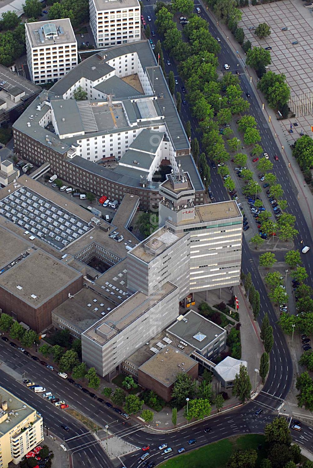 Berlin from above - Blick auf die Berliner Niederlassung des defizitären Rundfunksenders RBB. Der Rundfunk Berlin-Brandenburg (RBB) fordert angesichts seiner Gebührenausfälle einen Ausgleich von an deren ARD-Anstalten. Die ostdeutschen Sender seien überproportional von Ausfällen betroffen, so Intendantin Dagmar Reim.Die Ursachen dafür lägen vor allem in Hartz IV, Arbeitslosigkeit und Abwan derung, sagte Reim der dpa in Berlin.