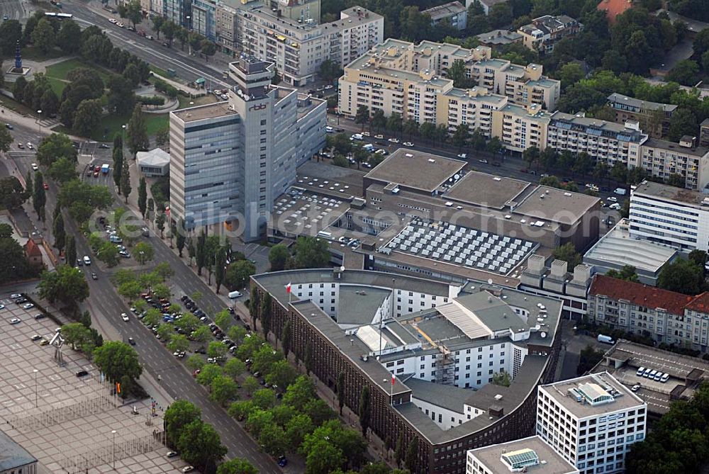 Berlin from the bird's eye view: Blick auf die Berliner Niederlassung des defizitären Rundfunksenders RBB. Der Rundfunk Berlin-Brandenburg (RBB) fordert angesichts seiner Gebührenausfälle einen Ausgleich von an deren ARD-Anstalten. Die ostdeutschen Sender seien überproportional von Ausfällen betroffen, so Intendantin Dagmar Reim.Die Ursachen dafür lägen vor allem in Hartz IV, Arbeitslosigkeit und Abwan derung, sagte Reim der dpa in Berlin.