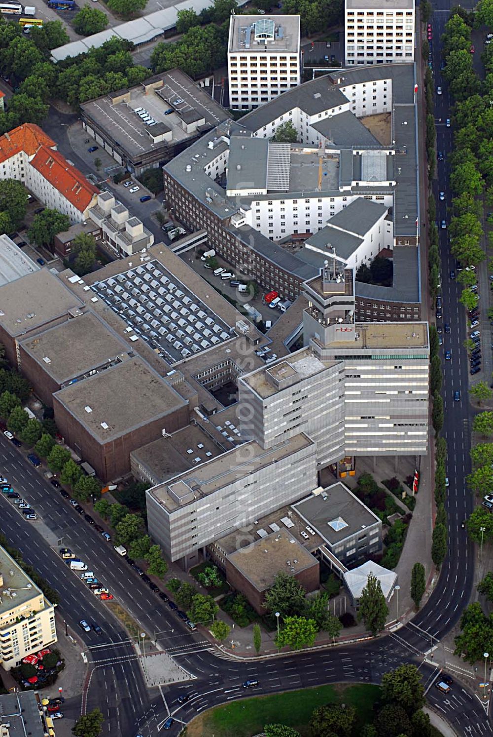 Aerial image Berlin - Blick auf die Berliner Niederlassung des defizitären Rundfunksenders RBB. Der Rundfunk Berlin-Brandenburg (RBB) fordert angesichts seiner Gebührenausfälle einen Ausgleich von an deren ARD-Anstalten. Die ostdeutschen Sender seien überproportional von Ausfällen betroffen, so Intendantin Dagmar Reim.Die Ursachen dafür lägen vor allem in Hartz IV, Arbeitslosigkeit und Abwan derung, sagte Reim der dpa in Berlin.