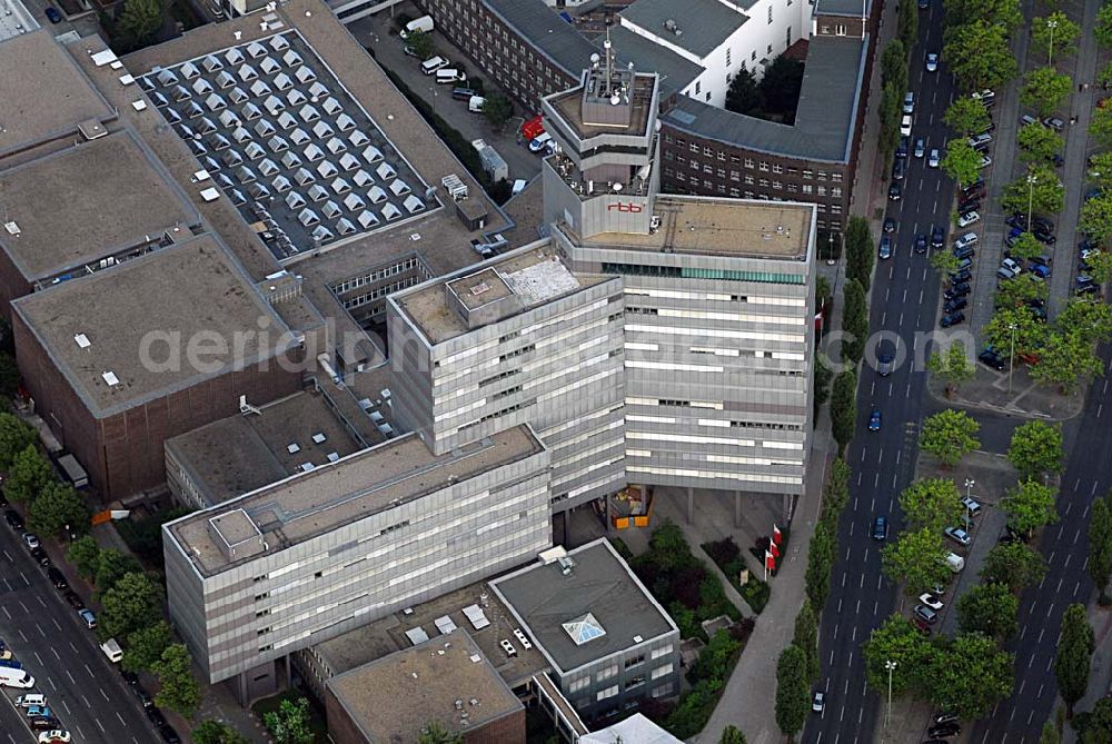 Aerial photograph Berlin - Blick auf die Berliner Niederlassung des defizitären Rundfunksenders RBB. Der Rundfunk Berlin-Brandenburg (RBB) fordert angesichts seiner Gebührenausfälle einen Ausgleich von an deren ARD-Anstalten. Die ostdeutschen Sender seien überproportional von Ausfällen betroffen, so Intendantin Dagmar Reim.Die Ursachen dafür lägen vor allem in Hartz IV, Arbeitslosigkeit und Abwan derung, sagte Reim der dpa in Berlin.