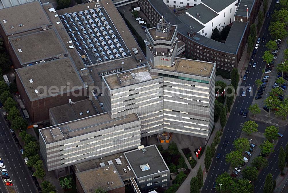 Berlin from above - Blick auf die Berliner Niederlassung des defizitären Rundfunksenders RBB. Der Rundfunk Berlin-Brandenburg (RBB) fordert angesichts seiner Gebührenausfälle einen Ausgleich von an deren ARD-Anstalten. Die ostdeutschen Sender seien überproportional von Ausfällen betroffen, so Intendantin Dagmar Reim.Die Ursachen dafür lägen vor allem in Hartz IV, Arbeitslosigkeit und Abwan derung, sagte Reim der dpa in Berlin.