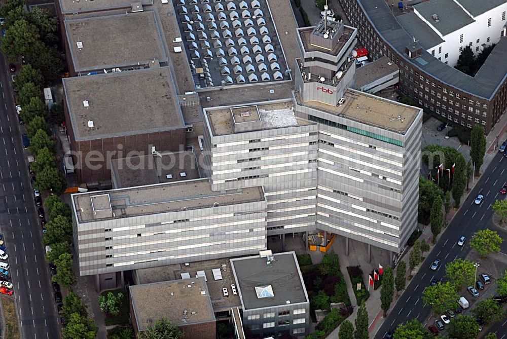 Berlin from the bird's eye view: Blick auf die Berliner Niederlassung des defizitären Rundfunksenders RBB. Der Rundfunk Berlin-Brandenburg (RBB) fordert angesichts seiner Gebührenausfälle einen Ausgleich von an deren ARD-Anstalten. Die ostdeutschen Sender seien überproportional von Ausfällen betroffen, so Intendantin Dagmar Reim.Die Ursachen dafür lägen vor allem in Hartz IV, Arbeitslosigkeit und Abwan derung, sagte Reim der dpa in Berlin.