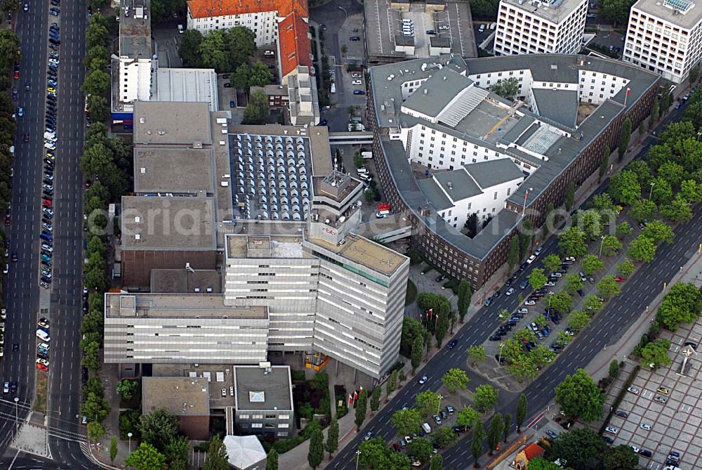 Aerial image Berlin - Blick auf die Berliner Niederlassung des defizitären Rundfunksenders RBB. Der Rundfunk Berlin-Brandenburg (RBB) fordert angesichts seiner Gebührenausfälle einen Ausgleich von an deren ARD-Anstalten. Die ostdeutschen Sender seien überproportional von Ausfällen betroffen, so Intendantin Dagmar Reim.Die Ursachen dafür lägen vor allem in Hartz IV, Arbeitslosigkeit und Abwan derung, sagte Reim der dpa in Berlin.