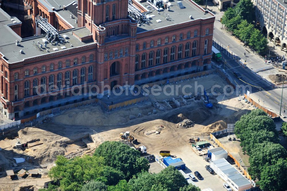 Aerial image Berlin Mitte - Blick auf das Berliner Rathaus / Rotes Rathaus in Berlin Mitte. Vor dem Dienstsitz des Regierenden Bürgermeisters finden derzeit Bauarbeiten für einen geplanten U-Bahnhof statt. Bei archäologischen Ausgrabungen wurden Teile des mittelalterlichen „Alten Rathauses“ als Fundamentreste gefunden. View of the Berlin Town Hall / Rotes Rathaus in Berlin Mitte