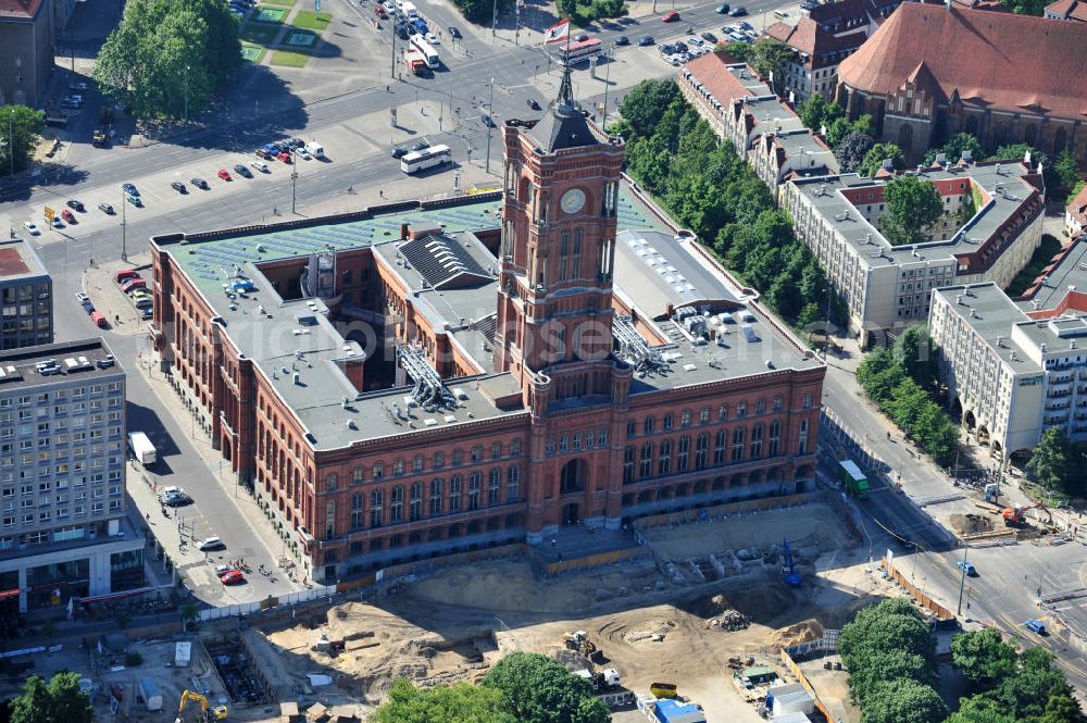 Aerial photograph Berlin Mitte - Blick auf das Berliner Rathaus / Rotes Rathaus in Berlin Mitte. Vor dem Dienstsitz des Regierenden Bürgermeisters finden derzeit Bauarbeiten für einen geplanten U-Bahnhof statt. Bei archäologischen Ausgrabungen wurden Teile des mittelalterlichen „Alten Rathauses“ als Fundamentreste gefunden. View of the Berlin Town Hall / Rotes Rathaus in Berlin Mitte