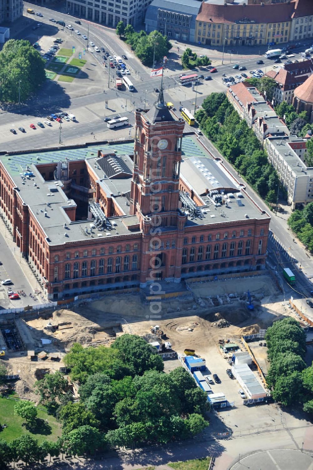 Berlin Mitte from above - Blick auf das Berliner Rathaus / Rotes Rathaus in Berlin Mitte. Vor dem Dienstsitz des Regierenden Bürgermeisters finden derzeit Bauarbeiten für einen geplanten U-Bahnhof statt. Bei archäologischen Ausgrabungen wurden Teile des mittelalterlichen „Alten Rathauses“ als Fundamentreste gefunden. View of the Berlin Town Hall / Rotes Rathaus in Berlin Mitte