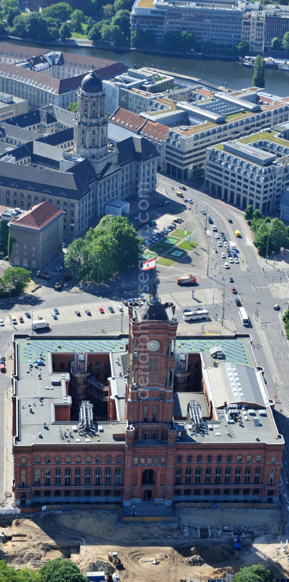 Berlin Mitte from the bird's eye view: Blick auf das Berliner Rathaus / Rotes Rathaus in Berlin Mitte. Vor dem Dienstsitz des Regierenden Bürgermeisters finden derzeit Bauarbeiten für einen geplanten U-Bahnhof statt. Bei archäologischen Ausgrabungen wurden Teile des mittelalterlichen „Alten Rathauses“ als Fundamentreste gefunden. View of the Berlin Town Hall / Rotes Rathaus in Berlin Mitte