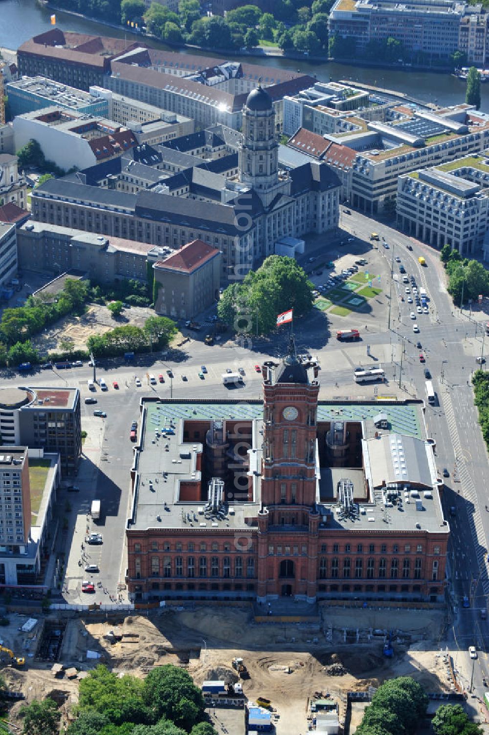 Aerial image Berlin Mitte - Blick auf das Berliner Rathaus / Rotes Rathaus in Berlin Mitte. Vor dem Dienstsitz des Regierenden Bürgermeisters finden derzeit Bauarbeiten für einen geplanten U-Bahnhof statt. Bei archäologischen Ausgrabungen wurden Teile des mittelalterlichen „Alten Rathauses“ als Fundamentreste gefunden. View of the Berlin Town Hall / Rotes Rathaus in Berlin Mitte