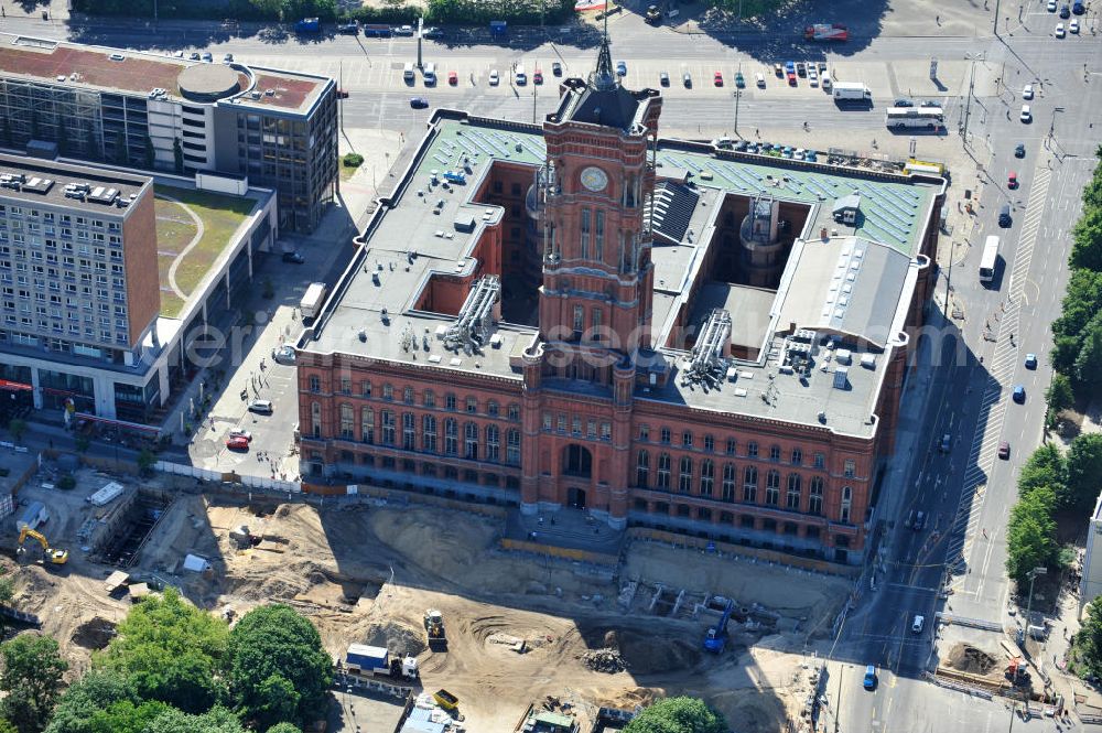 Aerial photograph Berlin Mitte - Blick auf das Berliner Rathaus / Rotes Rathaus in Berlin Mitte. Vor dem Dienstsitz des Regierenden Bürgermeisters finden derzeit Bauarbeiten für einen geplanten U-Bahnhof statt. Bei archäologischen Ausgrabungen wurden Teile des mittelalterlichen „Alten Rathauses“ als Fundamentreste gefunden. View of the Berlin Town Hall / Rotes Rathaus in Berlin Mitte