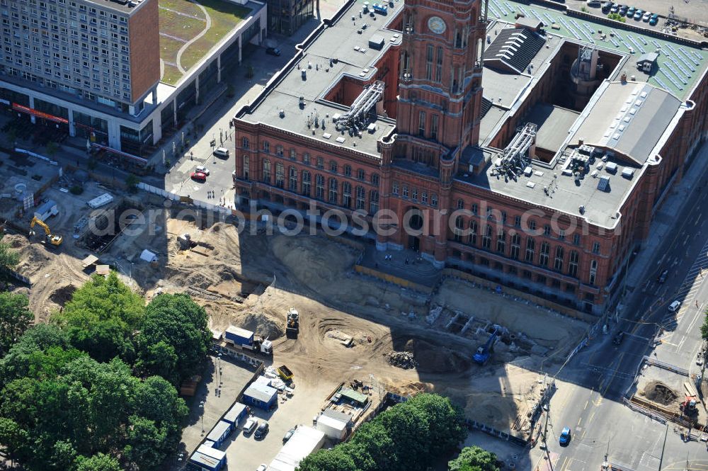 Berlin Mitte from above - Blick auf das Berliner Rathaus / Rotes Rathaus in Berlin Mitte. Vor dem Dienstsitz des Regierenden Bürgermeisters finden derzeit Bauarbeiten für einen geplanten U-Bahnhof statt. Bei archäologischen Ausgrabungen wurden Teile des mittelalterlichen „Alten Rathauses“ als Fundamentreste gefunden. View of the Berlin Town Hall / Rotes Rathaus in Berlin Mitte