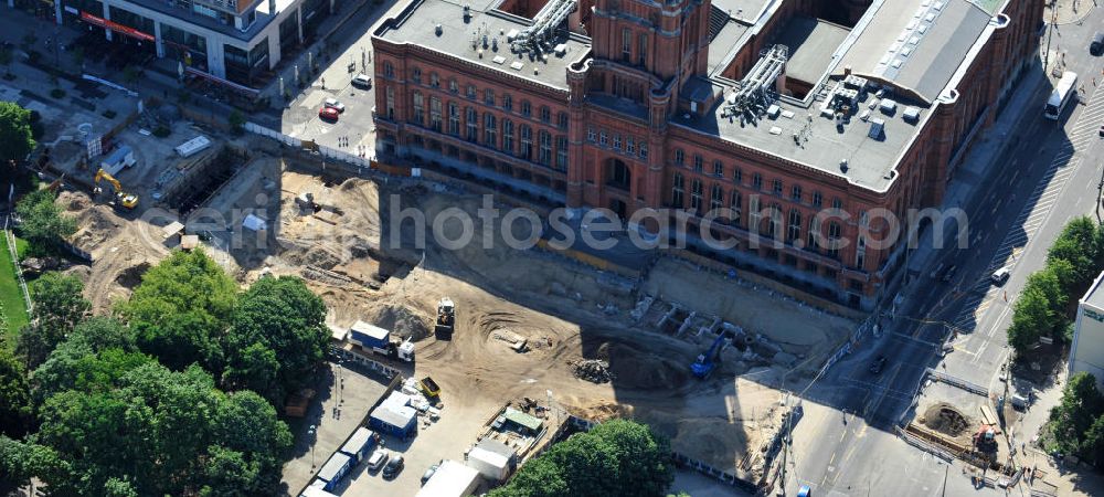 Berlin Mitte from the bird's eye view: Blick auf das Berliner Rathaus / Rotes Rathaus in Berlin Mitte. Vor dem Dienstsitz des Regierenden Bürgermeisters finden derzeit Bauarbeiten für einen geplanten U-Bahnhof statt. Bei archäologischen Ausgrabungen wurden Teile des mittelalterlichen „Alten Rathauses“ als Fundamentreste gefunden. View of the Berlin Town Hall / Rotes Rathaus in Berlin Mitte