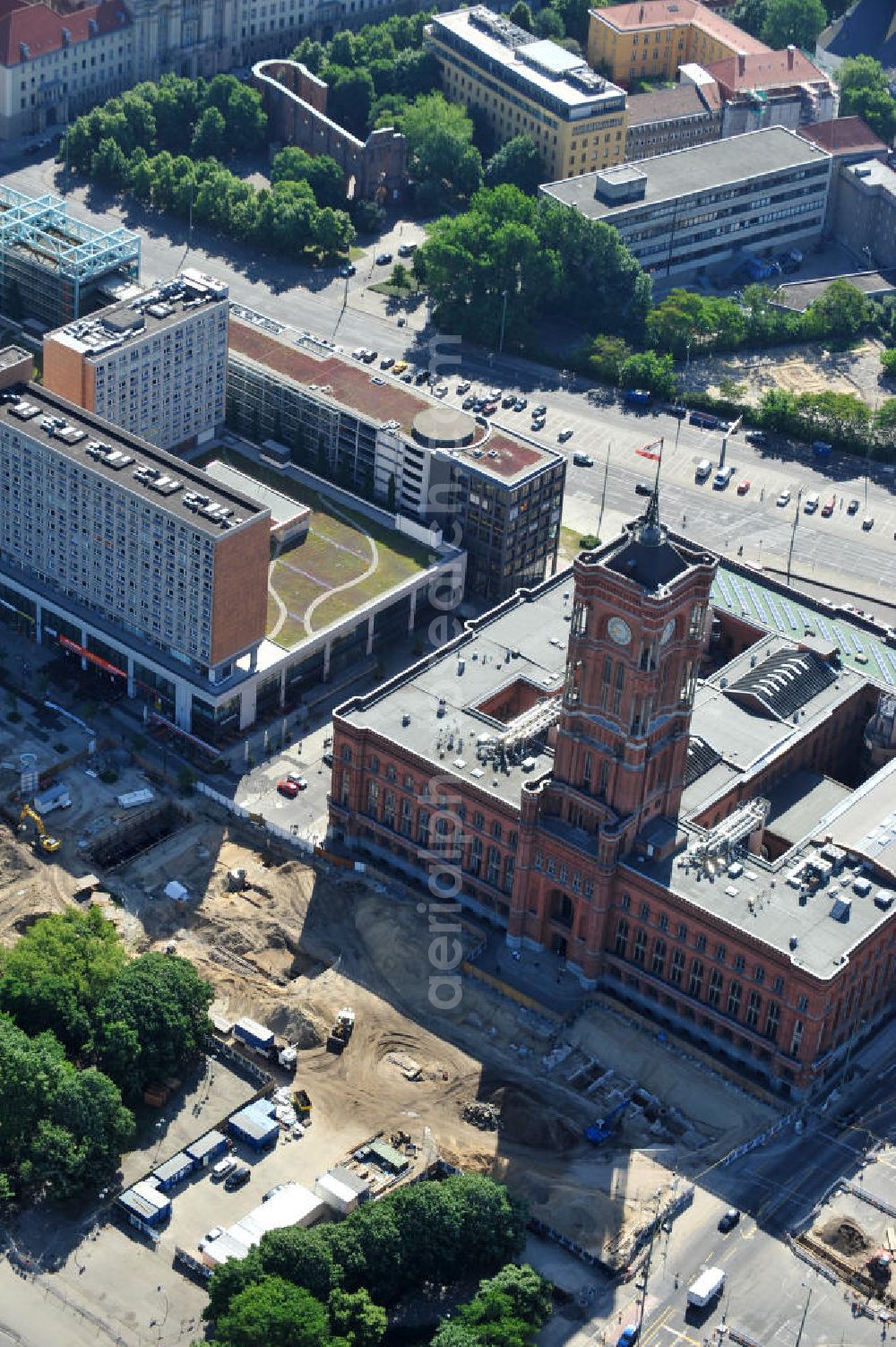 Aerial image Berlin Mitte - Blick auf das Berliner Rathaus / Rotes Rathaus in Berlin Mitte. Vor dem Dienstsitz des Regierenden Bürgermeisters finden derzeit Bauarbeiten für einen geplanten U-Bahnhof statt. Bei archäologischen Ausgrabungen wurden Teile des mittelalterlichen „Alten Rathauses“ als Fundamentreste gefunden. View of the Berlin Town Hall / Rotes Rathaus in Berlin Mitte