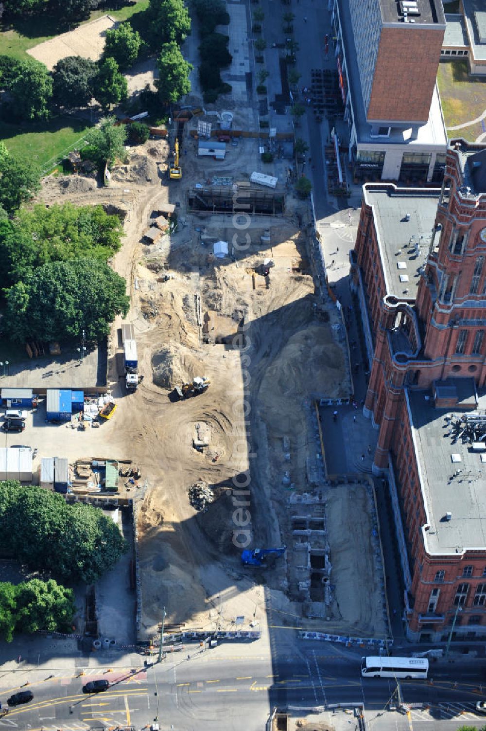 Aerial photograph Berlin Mitte - Blick auf das Berliner Rathaus / Rotes Rathaus in Berlin Mitte. Vor dem Dienstsitz des Regierenden Bürgermeisters finden derzeit Bauarbeiten für einen geplanten U-Bahnhof statt. Bei archäologischen Ausgrabungen wurden Teile des mittelalterlichen „Alten Rathauses“ als Fundamentreste gefunden. View of the Berlin Town Hall / Rotes Rathaus in Berlin Mitte