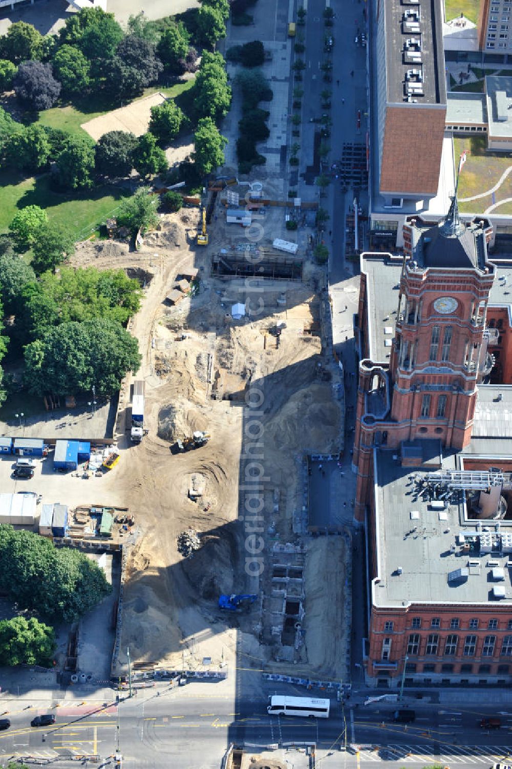 Berlin Mitte from above - Blick auf das Berliner Rathaus / Rotes Rathaus in Berlin Mitte. Vor dem Dienstsitz des Regierenden Bürgermeisters finden derzeit Bauarbeiten für einen geplanten U-Bahnhof statt. Bei archäologischen Ausgrabungen wurden Teile des mittelalterlichen „Alten Rathauses“ als Fundamentreste gefunden. View of the Berlin Town Hall / Rotes Rathaus in Berlin Mitte