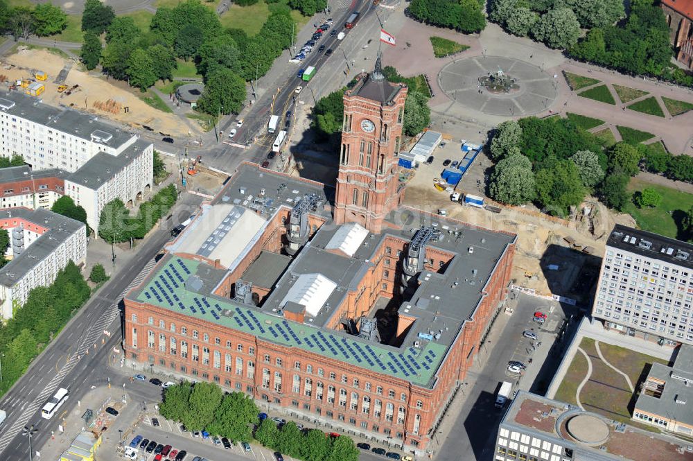 Aerial image Berlin Mitte - Blick auf das Berliner Rathaus / Rotes Rathaus in Berlin Mitte. Vor dem Dienstsitz des Regierenden Bürgermeisters finden derzeit Bauarbeiten für einen geplanten U-Bahnhof statt. Bei archäologischen Ausgrabungen wurden Teile des mittelalterlichen „Alten Rathauses“ als Fundamentreste gefunden. View of the Berlin Town Hall / Rotes Rathaus in Berlin Mitte