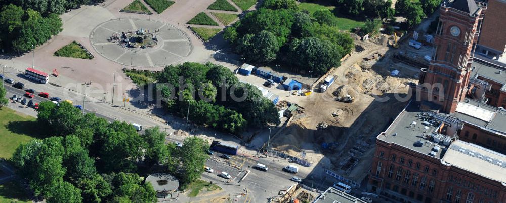 Aerial photograph Berlin Mitte - Blick auf das Berliner Rathaus / Rotes Rathaus in Berlin Mitte. Vor dem Dienstsitz des Regierenden Bürgermeisters finden derzeit Bauarbeiten für einen geplanten U-Bahnhof statt. Bei archäologischen Ausgrabungen wurden Teile des mittelalterlichen „Alten Rathauses“ als Fundamentreste gefunden. View of the Berlin Town Hall / Rotes Rathaus in Berlin Mitte