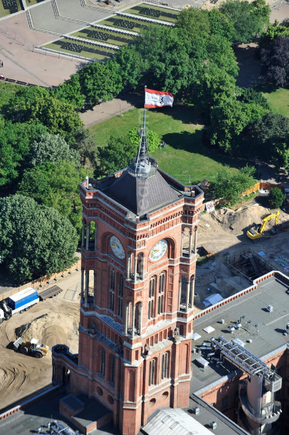 Berlin Mitte from the bird's eye view: Blick auf das Berliner Rathaus / Rotes Rathaus in Berlin Mitte. Vor dem Dienstsitz des Regierenden Bürgermeisters finden derzeit Bauarbeiten für einen geplanten U-Bahnhof statt. Bei archäologischen Ausgrabungen wurden Teile des mittelalterlichen „Alten Rathauses“ als Fundamentreste gefunden. View of the Berlin Town Hall / Rotes Rathaus in Berlin Mitte