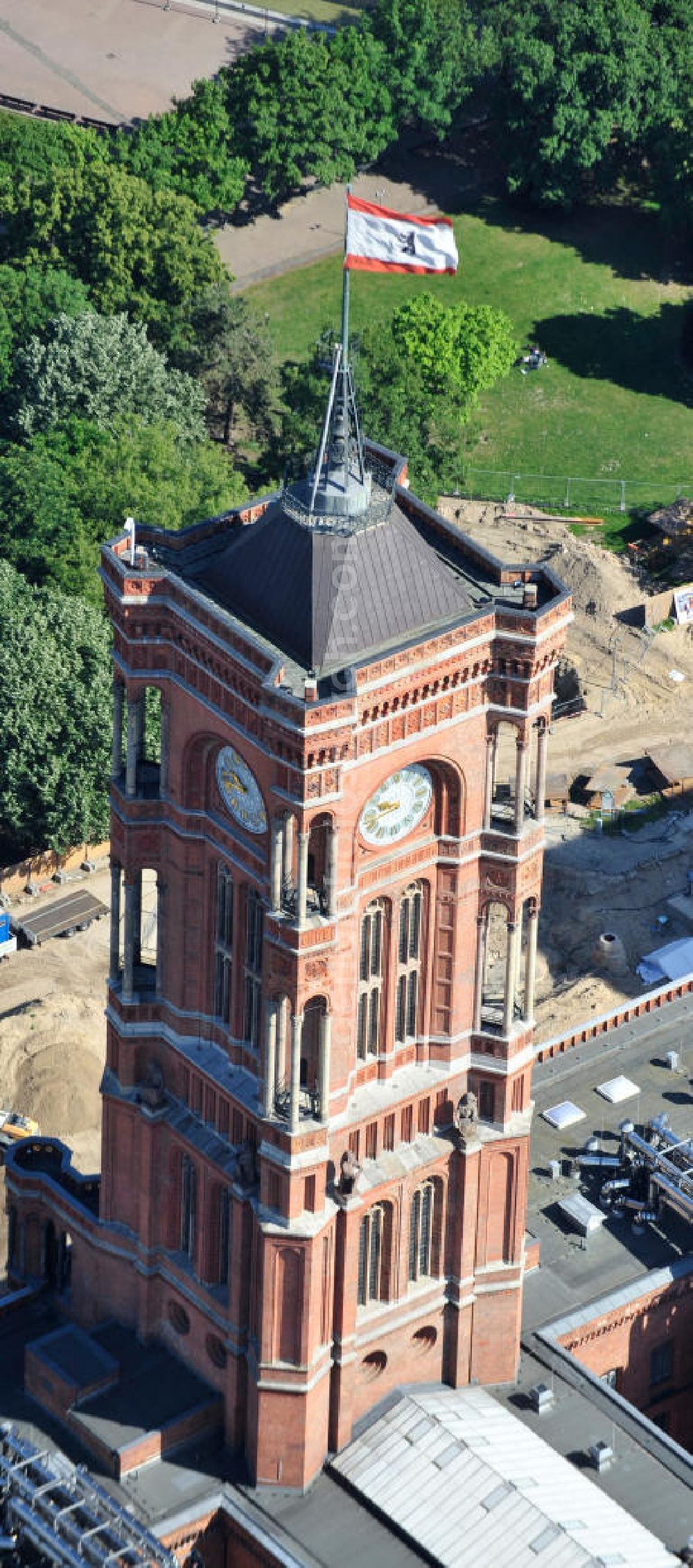 Aerial image Berlin Mitte - Blick auf das Berliner Rathaus / Rotes Rathaus in Berlin Mitte. Vor dem Dienstsitz des Regierenden Bürgermeisters finden derzeit Bauarbeiten für einen geplanten U-Bahnhof statt. Bei archäologischen Ausgrabungen wurden Teile des mittelalterlichen „Alten Rathauses“ als Fundamentreste gefunden. View of the Berlin Town Hall / Rotes Rathaus in Berlin Mitte