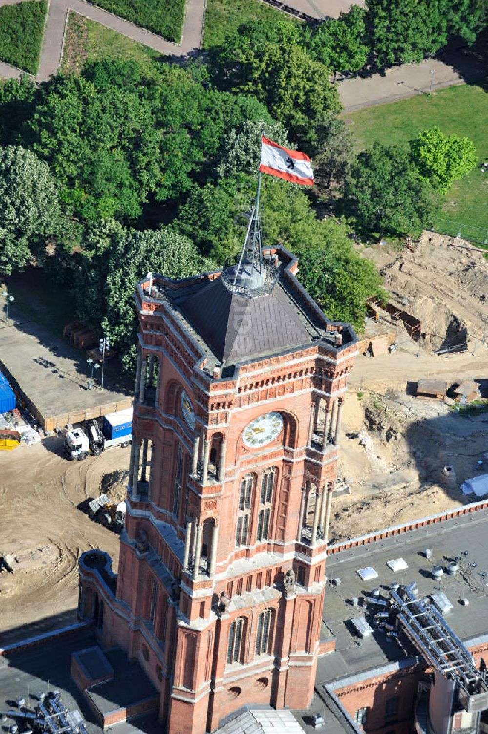 Aerial photograph Berlin Mitte - Blick auf das Berliner Rathaus / Rotes Rathaus in Berlin Mitte. Vor dem Dienstsitz des Regierenden Bürgermeisters finden derzeit Bauarbeiten für einen geplanten U-Bahnhof statt. Bei archäologischen Ausgrabungen wurden Teile des mittelalterlichen „Alten Rathauses“ als Fundamentreste gefunden. View of the Berlin Town Hall / Rotes Rathaus in Berlin Mitte