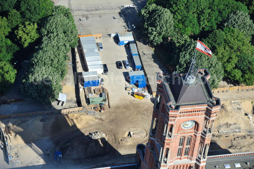 Berlin Mitte from above - Blick auf das Berliner Rathaus / Rotes Rathaus in Berlin Mitte. Vor dem Dienstsitz des Regierenden Bürgermeisters finden derzeit Bauarbeiten für einen geplanten U-Bahnhof statt. Bei archäologischen Ausgrabungen wurden Teile des mittelalterlichen „Alten Rathauses“ als Fundamentreste gefunden. View of the Berlin Town Hall / Rotes Rathaus in Berlin Mitte