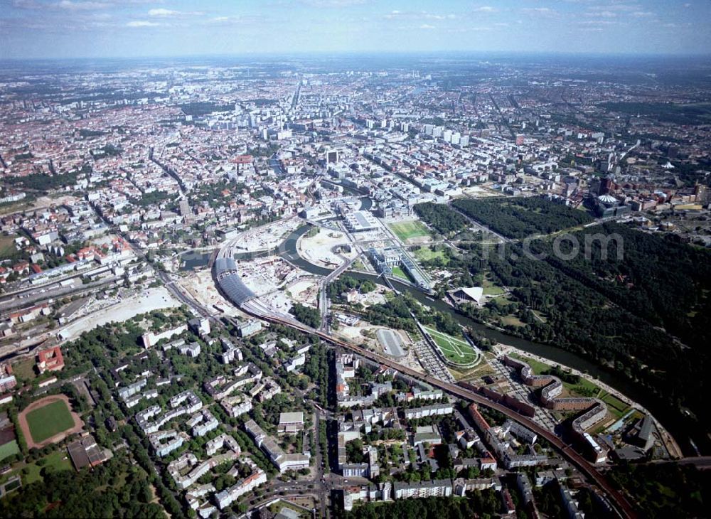 Berlin - Moabit / Tiergarten from above - Blick auf den Berliner Spreebogen / Regierungsviertel von Südwesten (Moabit) her.